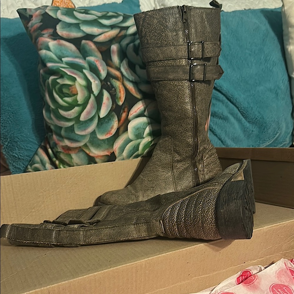 Stylish Women's Gray Boots